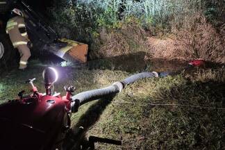 Die Feuerwehr musste eine Schlauchleitung zu einem nahen Bach legen. 