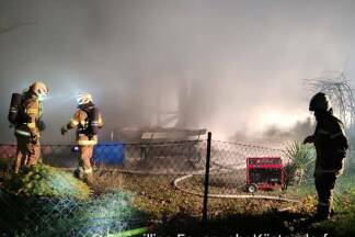 Die Feuerwehr konnte ein Übergreifen der Flammen auf den nahen Wald verhindern. 