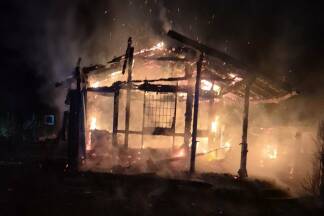 Die Gartenhütte wurde ein Raub der Flammen. 