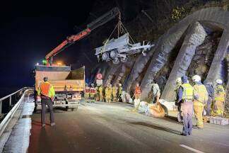 Die Feuerwehr Schwarzach entfernte das Ladegut mit Unterstützung von Gemeindemitarbeitern Die Feuerwehr Schwarzach entfernte das Ladegut mit Unterstützung von Gemeindemitarbeitern