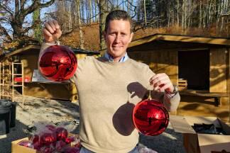 Der Wirt Johannes Moßhammer hilft mit beim Aufbau für den Plainer Adventmarkt. 