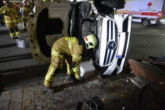 Ein Pkw war auf die Seite gekippt. 