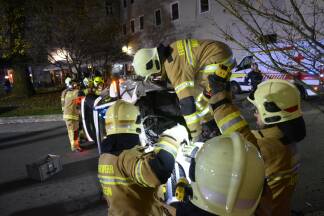 Ein Pkw war auf die Seite gekippt. 