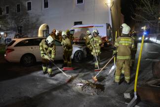 Ein Pkw war auf die Seite gekippt. 