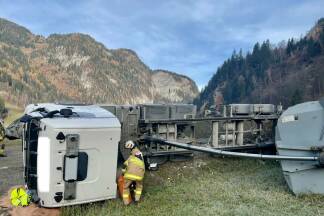 Der Lkw war beim Entladen umgekippt. Der Lkw war beim Entladen umgekippt.