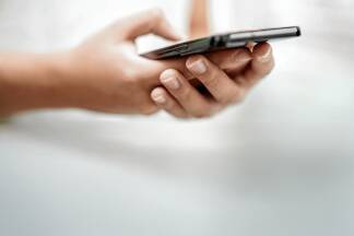 Einem großen Teil der Befragten fällt es schwer, das Mobiltelefon aus der Hand zu geben. 