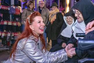 Silke Stein (Regisseurin, EL-Theater Hallein) mit den Goldenstein-Nonnen. Silke Stein (Regisseurin, EL-Theater Hallein) mit den Goldenstein-Nonnen.