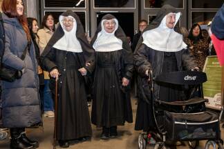 Die Ordensschwestern Regina, Rita und Bernadette waren die Stargäste auf dem Halleiner Weihnachtsmarkt. Die Ordensschwestern Regina, Rita und Bernadette waren die Stargäste auf dem Halleiner Weihnachtsmarkt.