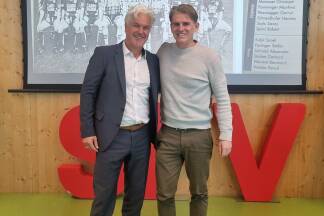 Vor 30 Jahren kickten Robert Tschaut und Christoph Freund gemeinsam bei den Austria Salzburg Amateuren. Vor 30 Jahren kickten Robert Tschaut und Christoph Freund gemeinsam bei den Austria Salzburg Amateuren.