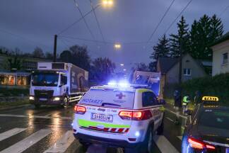 Der Unfall ereignet sich nahe der Christian-Doppler-Klinik. Der Unfall ereignet sich nahe der Christian-Doppler-Klinik.