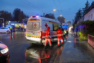Der Unfall ereignet sich nahe der Christian-Doppler-Klinik. Der Unfall ereignet sich nahe der Christian-Doppler-Klinik.