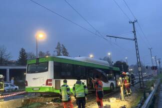Ein Bus blockierte die Gleise. Ein Bus blockierte die Gleise.