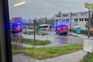 Ein Bus blockierte die Gleise. Ein Bus blockierte die Gleise.