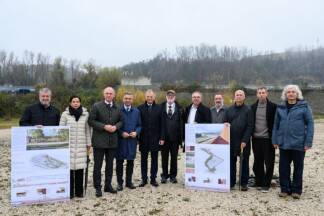 (v. l. n. r.) Burghauptmann Reinhold Sahl, Leiterin der KZ-Gedenkstätte Mauthausen Barbara Glück, Innenminister Gerhard Karner (ÖVP), Wirtschaftsminister Wolfgang Hattmannsdorfer (ÖVP), Landeshauptmann Thomas Stelzer (ÖVP), Guy Dockendorf (Präsident des Comité International de Mauthausen), Christian Aufreiter (Bgm. Langenstein), Andreas Derntl (Bgm. St. Georgen an der Gusen), Gerd Erhartt (querkraft architekten), Kieran Fraser (Kieran Fraser Landscape Design) und Künstler Peter Sandbichler am Montag, 17. November 2025, im Rahmen einer Pressekonferenz zum Thema „KZ-Gedenkstätte Mauthausen (mauthausen memorial) – Pläne für die Neugestaltung der KZ-Gedenkstätte Gusen“ in Langenstein. 