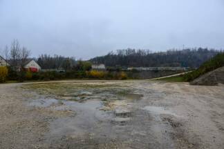 ABD0038_20251117 – LANGENSTEIN – ÖSTERREICH: Der „Appellplatz“ am Gelände der KZ-Gedenkstätte Gusen, aufgenommen am Montag, 17. November 2025, anl. einer Pressekonferenz zum Thema „KZ-Gedenkstätte Mauthausen (mauthausen memorial) – Pläne für die Neugestaltung der KZ-Gedenkstätte Gusen“ in Langenstein. – FOTO: APA/TEAM FOTOKERSCHI / WERNER KERSCHBAUMMAYR 