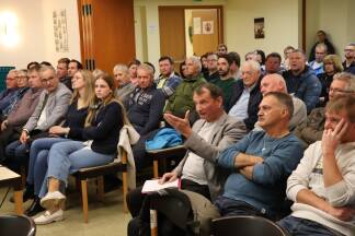 Im Veranstaltungssaal der Volksschule St. Margarethen fand vergangenen Donnerstag eine angeregte und vorwiegend kritische Diskussion zum geplanten Hotelprojekt statt. 