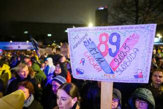 Zehntausende Menschen nahmen am Montagabend in Bratislava an einer Kundgebung zum 36. Jahrestag der prodemokratischen Samtenen Revolution 1989 in der damaligen Tschechoslowakei teil. Zehntausende Menschen nahmen am Montagabend in Bratislava an einer Kundgebung zum 36. Jahrestag der prodemokratischen Samtenen Revolution 1989 in der damaligen Tschechoslowakei teil.