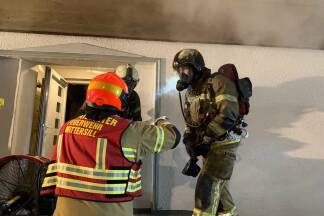 Vier Atemschutztrupps rückten in das Wohngebäude vor. 