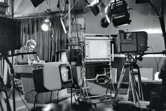  Im Bild: Peter Fichna kurz vor Beginn einer „Zeit im Bild“ im Fernsehstudio (1967). 