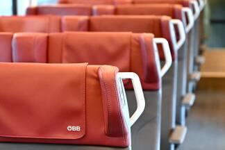 Alle 60 Railjets der Bestandsflotte werden bis 2031 umfassend modernisiert, der erste heißt "Koralmjet". Alle 60 Railjets der Bestandsflotte werden bis 2031 umfassend modernisiert, der erste heißt 'Koralmjet'.