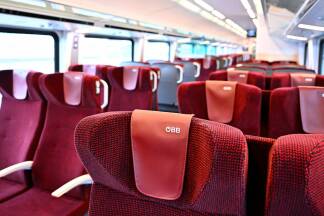 Alle 60 Railjets der Bestandsflotte werden bis 2031 umfassend modernisiert, der erste heißt "Koralmjet". Alle 60 Railjets der Bestandsflotte werden bis 2031 umfassend modernisiert, der erste heißt 'Koralmjet'.