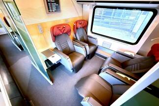 Alle 60 Railjets der Bestandsflotte werden bis 2031 umfassend modernisiert, der erste heißt "Koralmjet". Alle 60 Railjets der Bestandsflotte werden bis 2031 umfassend modernisiert, der erste heißt 'Koralmjet'.