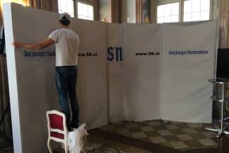 Das Wahlstudio wird aufgebaut. 