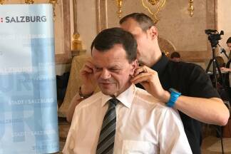 Manfred Perterer wird verkabelt.  