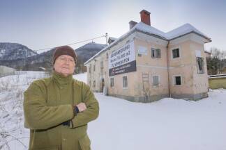 Seit Jahren beklagt Hans Kutil den Verfall von Gut Guggenthal. Jetzt wurde das Bischofswappen über dem Ostportal des Schlössls gestohlen. Bereits 2014 hatten sich Unbekannte am Wappen zu schaffen gemacht. Kutils Warnung verhallte damals ungehört.  
