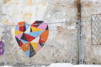 Graffiti an der Fassade. 