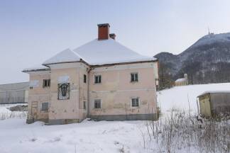 Das Schlössl an der B158 diente einst als Jagdschloss. 