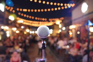 Auch für bekannte Persönlichkeiten ist Lampenfieber vor einem großen Auftritt nichts ungewöhnliches. Mit ein paar Tricks bekommen Sie die Nervosität in den Griff. 