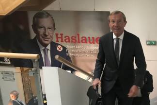 Landeshauptmann Wilfried Haslauer trifft im ÖVP-Haus ein.  Landeshauptmann Wilfried Haslauer trifft im ÖVP-Haus ein.