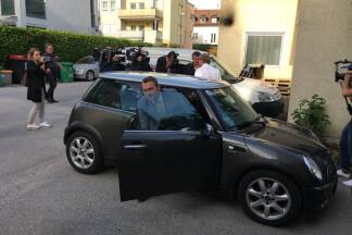 Haslauer und sein Büroleiter kamen im Privatauto des Landeshauptmanns, einem Mini.   Haslauer und sein Büroleiter kamen im Privatauto des Landeshauptmanns, einem Mini.
