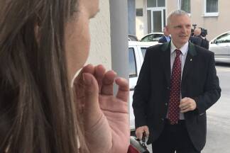 Landtagspräsident Josef Schöchl trifft ein.  Landtagspräsident Josef Schöchl trifft ein.