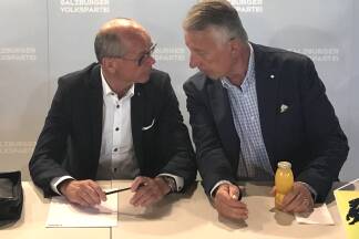 LH-Stv. Christian Stöckl und Helmut Mödlhammer vor Beginn der Sitzung.  LH-Stv. Christian Stöckl und Helmut Mödlhammer vor Beginn der Sitzung.