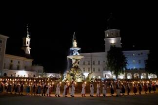 Tänzer beim Fackeltanz am Salzburger Residenzplatz, dem Höhepunkt im Rahmen des 'Festes zur Festspieleröffnung', am Freitag, 20. Juli 2018.  