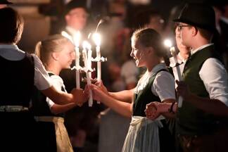 Tänzer beim Fackeltanz am Salzburger Residenzplatz, dem Höhepunkt im Rahmen des 'Festes zur Festspieleröffnung', am Freitag, 20. Juli 2018.  
