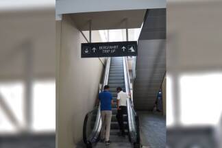 Komfort durch Aufzüge und Rolltreppen. 