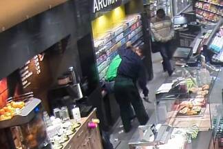 Überfall in Neu-Anif – Bilder aus der Überwachungskamera. 