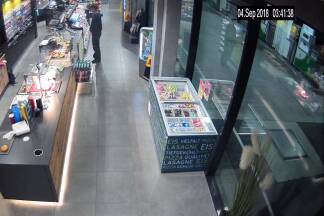 Überfall in Neu-Anif – Bilder aus der Überwachungskamera. 