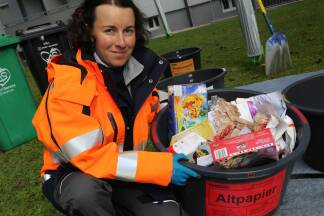 Abfallberaterin Tina Oberleitner mit dem im Restmüll gefundenen Altpapier.  Abfallberaterin Tina Oberleitner mit dem im Restmüll gefundenen Altpapier.