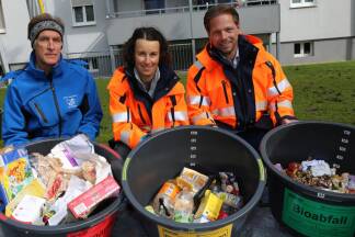 Abfallberater Walter Galehr, Tina Oberleitner, Jürgen Wulff-Gegenbaur mit dem aussortierten Restmüll.  Abfallberater Walter Galehr, Tina Oberleitner, Jürgen Wulff-Gegenbaur mit dem aussortierten Restmüll.