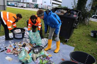 Müllanalyse in der Strubergasse.  Müllanalyse in der Strubergasse.