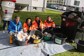 Abfallberater Walter Galehr, Tina Oberleitner, Jürgen Wulff-Gegenbaur und Michael Oderbauer bei der Müllanalyse in der Strubergasse.  Abfallberater Walter Galehr, Tina Oberleitner, Jürgen Wulff-Gegenbaur und Michael Oderbauer bei der Müllanalyse in der Strubergasse.