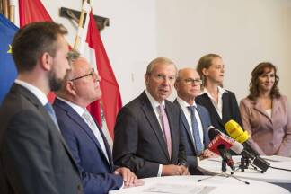 Die Regierung am Freitagmorgen bei der Präsentation. 