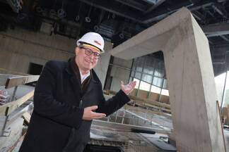 Alexander Schrank vor dem markanten Sprungturm. Noch fehlen die Sprungbretter. 