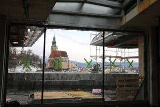 Viel Licht und einen Ausblick zur Müllner Kirche bietet der Saunabereich. 