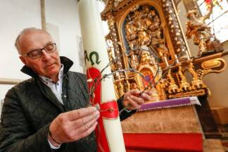 Alois Dürlinger ist Dechant von St. Johann im Pongau sowie Pfarrer von St. Veit im Pongau und Goldegg. Seit Herbst 2015 ist er auch Flüchtlingspfarrer der Erzdiözese. 