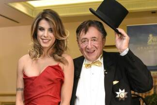 Promigast am Opernball: 12. Februar 2015 – Elisabetta Canalis mit Richard Lugner.  